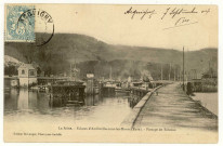Amfreville-sous-les-Monts. La Seine. Ecluses d'Amfreville-sous-les-Monts. Passage de bateaux.