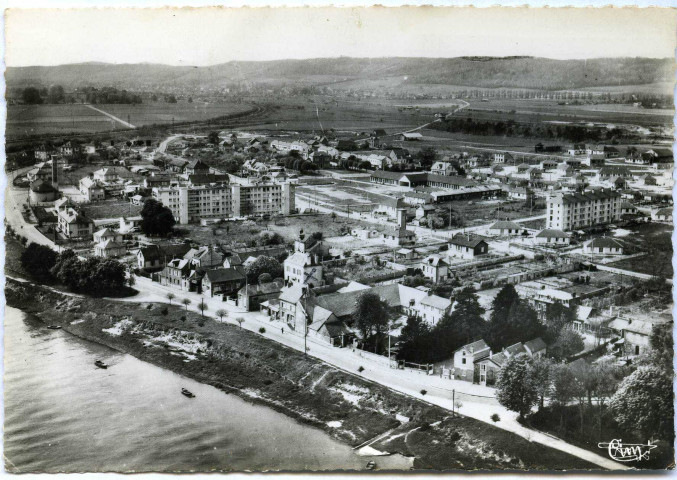 Manoir (Le). Vue Aérienne de la Route de Pitres.