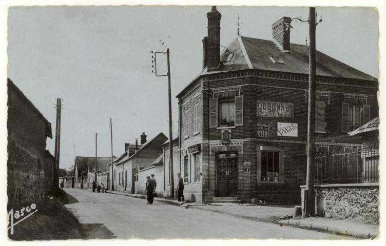 Gamaches-en-Vexin. Grande Rue.