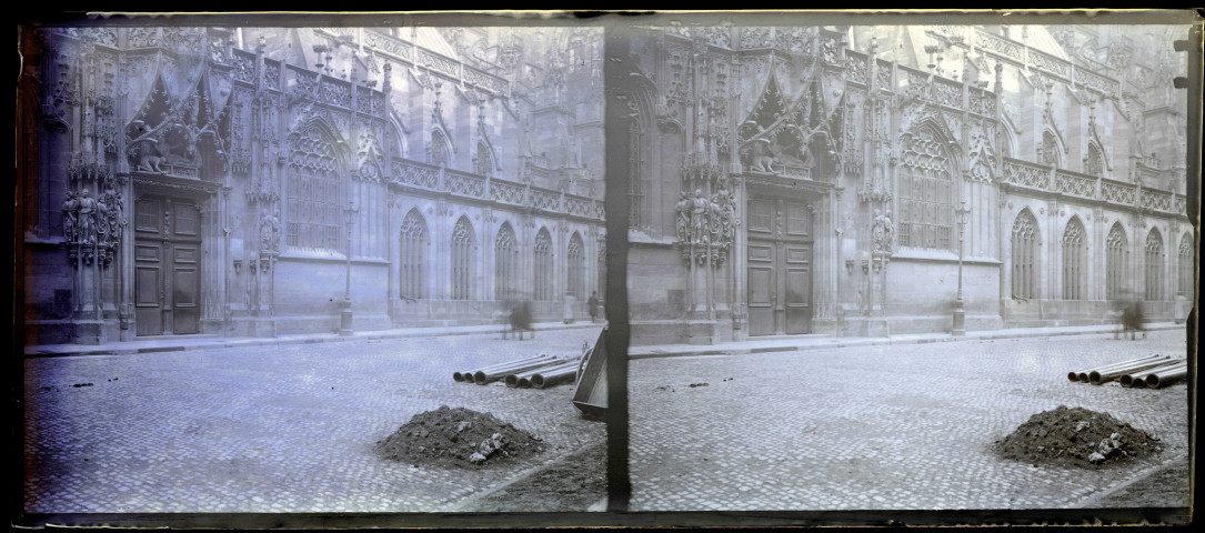 Tympan représentant le martyre de Saint-Laurent et statues de l'Adoration des mages du portail Saint-Laurent de la cathédrale Notre-Dame de Strasbourg (Bas-Rhin).