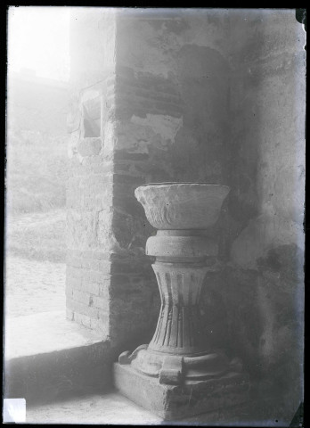 Fonts baptismaux de l'église de Mesnil-Verclives (Eure).