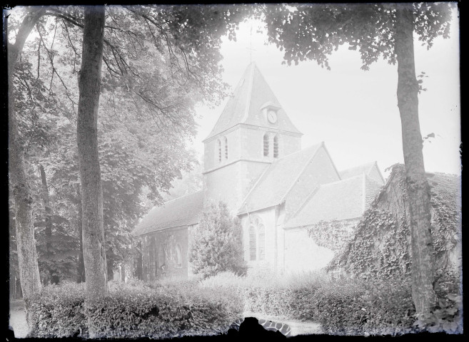 Vue sur l'église de Pressagny-l'Orgueilleux (Eure).