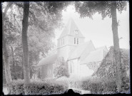 Vue sur l'église de Pressagny-l'Orgueilleux (Eure).