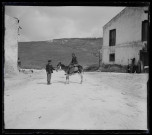 Cavalier sur sa monture dans la campagne sicilienne.
