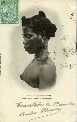 MADAGASCAR (Côte Est). - Femme de la Tribu des Anterengato