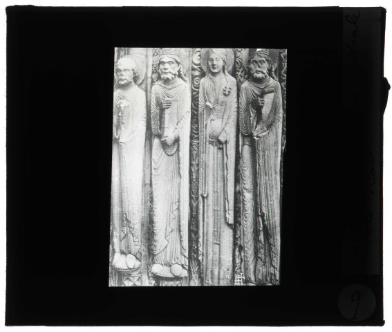 Cathédrale Notre-Dame de Chartres (Eure-et-Loir), portail royal, porte centrale, ébrasement droit, quatre statues colonnes.