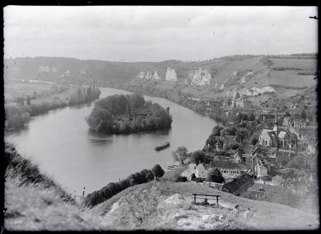 Vue générale sur la vallée des Andelys (Eure) et les bateaux péniches sur la Seine.