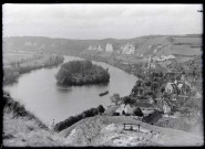 Vue générale sur la vallée des Andelys (Eure) et les bateaux péniches sur la Seine.