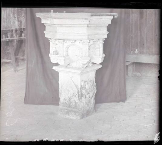 Fonts baptismaux dans l'église de la Sainte-Trinité de Corny (Eure).