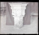 Fonts baptismaux dans l'église de la Sainte-Trinité de Corny (Eure).