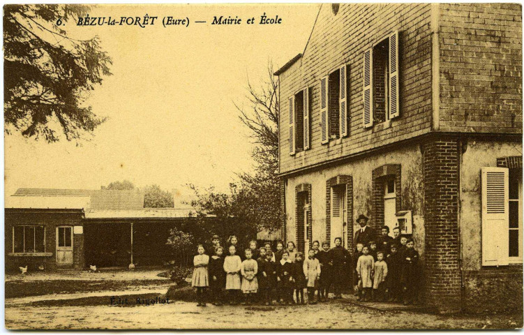 Bézu-la-Forêt. Mairie et Ecole.