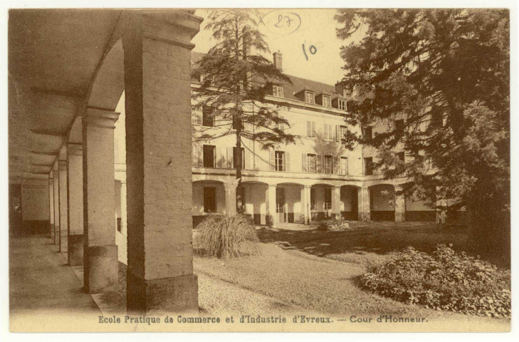 Evreux-Ville. Ecole Pratique de Commerce et d'Industrie d'Evreux-Cour d'Honneur.