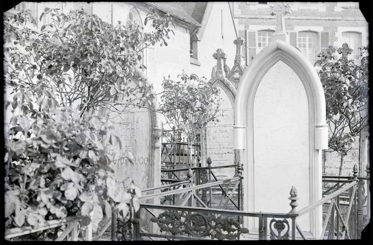 Tombes des familles Hugo et Vacquerie dans le cimetière de l'église de Villequier (Seine-Maritime).