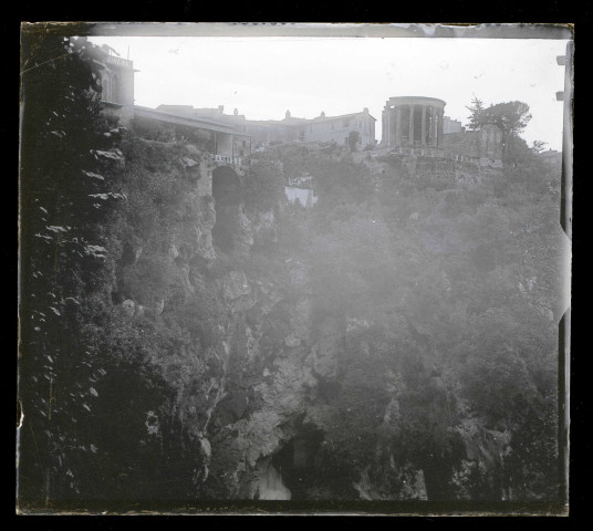 Kiosque antique et hôtels sur le bord de la falaise en Italie.