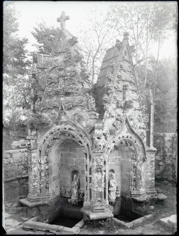 Fontaine de dévotion de la chapelle de Saint-Nicodème à Pluméliau (Morbihan).