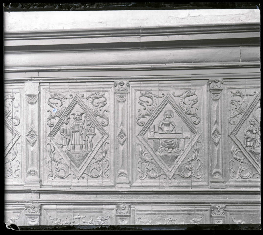 Détail des lambris de revêtement en bois sculptés de l'église Notre-Dame d'Écouis (Eure).