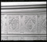 Détail des lambris de revêtement en bois sculptés de l'église Notre-Dame d'Écouis (Eure).