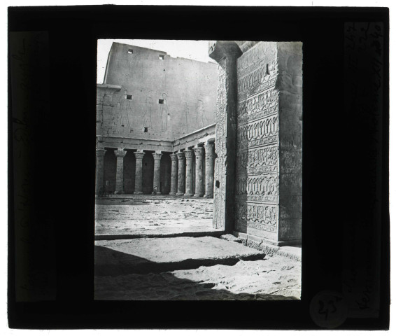 Temple d'Edfou (Égypte), angle sud-ouest de la cour.