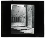 Temple d'Edfou (Égypte), angle sud-ouest de la cour.