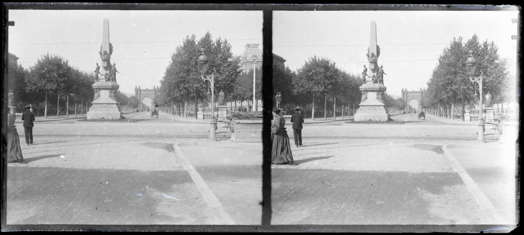 Groupe statuaire et avenue avec arc de triomphe, probablement en Italie.