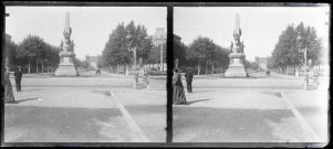 Groupe statuaire et avenue avec arc de triomphe, probablement en Italie.
