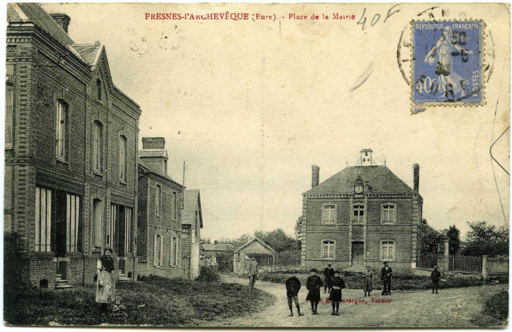 Fresne-l'Archevêque. Place de la Mairie.