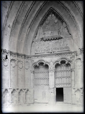 Portail central de la façade ouest de la cathédrale Notre-Dame de Sées (Orne).
