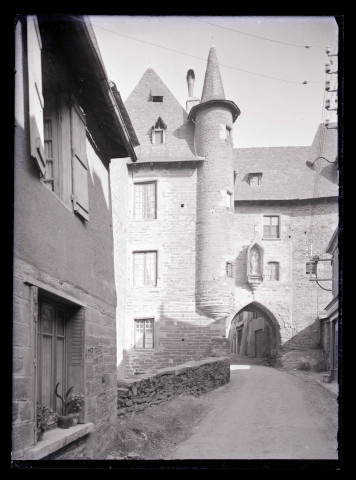 Maison-porche dite porte bécharie d'Uzerche (Corrèze).