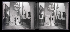 Intérieur d'un édifice (meuble en bois ornementé, drapeaux).
