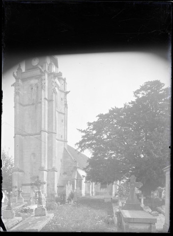 Vue d'ensemble de l'église et du cimetière d'Iville (Eure).