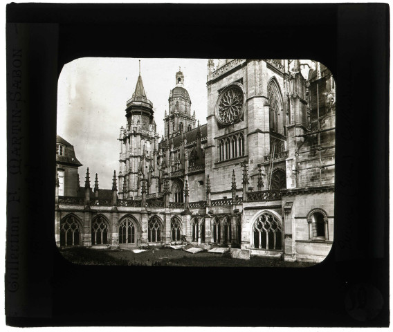 Cathédrale Notre-Dame d'Évreux (Eure), extérieur du transept et du cloître côté sud.