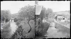 Rivière traversant la campagne de l'église de Ry (Seine-Maritime).