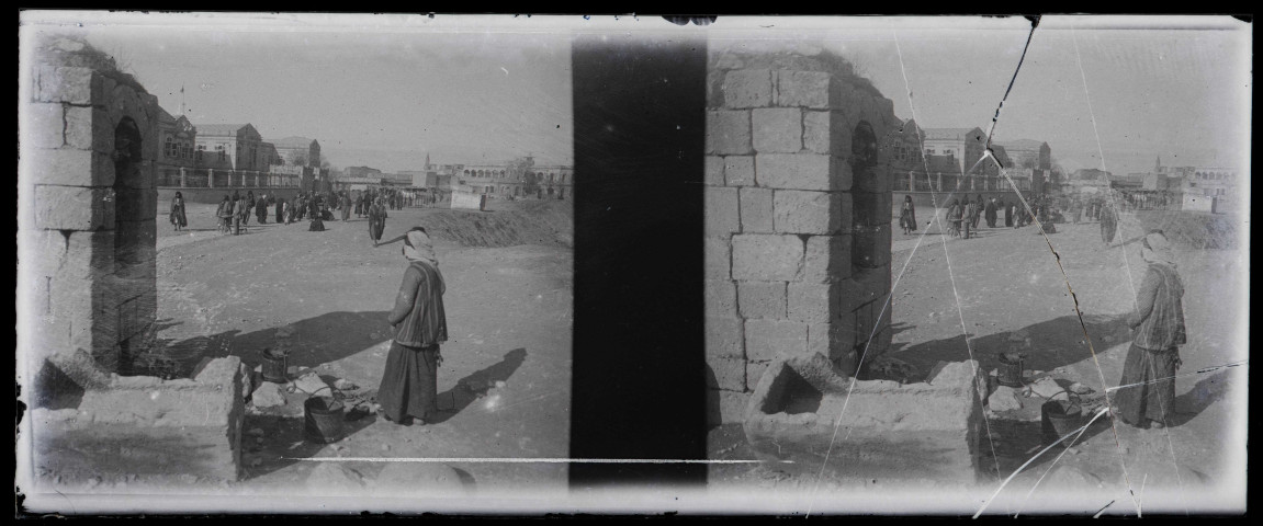 Villageois à la fontaine.