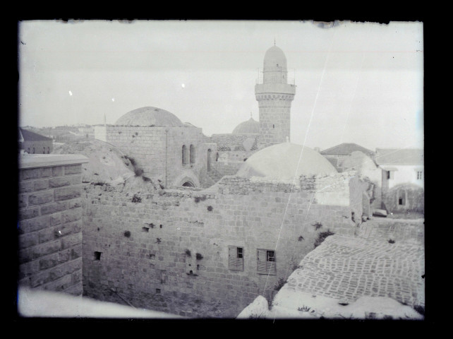 Vue d'une ville et de son minaret.