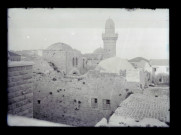 Vue d'une ville et de son minaret.