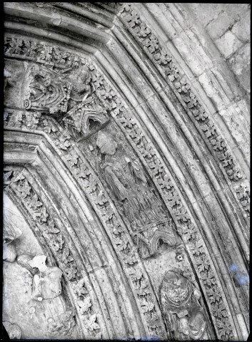 Archivolte du portail de la galerie sud du cloître de l'abbaye Notre-Dame de Fontenelle de Saint-Wandrille-Rançon (Seine-Maritime) représentant le couronnement de la Vierge.
