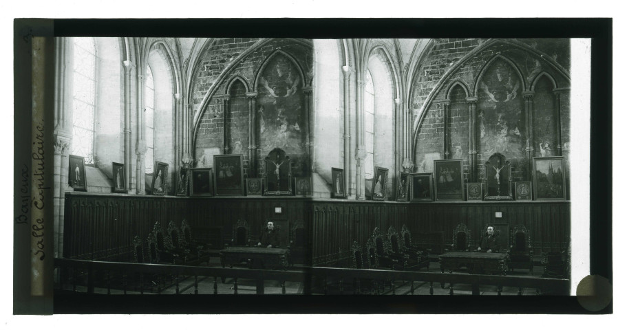Le chanoine le Fournier dans la salle capitulaire de l'église de Bayeux (Calvados).