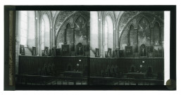 Le chanoine le Fournier dans la salle capitulaire de l'église de Bayeux (Calvados).