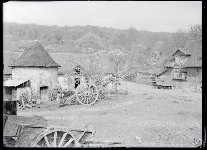 Vue sur la ferme de la famille Banneau dans la campagne de Rosay-sur-Lieure (Eure).