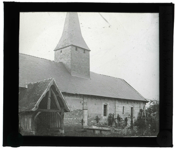 Église de la Sainte-Trinité à La Trinité-de-Thouberville (Eure), côté nord, porche.