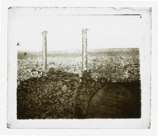 Vue générale des quartiers turcs prise de la citadelle d'Ourfa (Turquie) (notice PA).