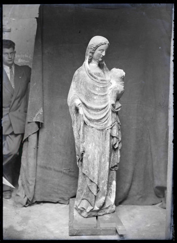 Statue de Vierge à l'enfant de l'église de Beauficel-en-Lyons (Eure).