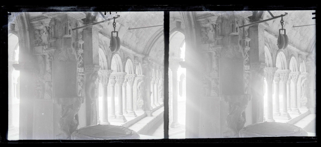 Galerie du cloître de l'abbaye de Montmajour à Arles (Bouches-du-Rhône).