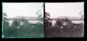 Vue des berges du Nil (Égypte) et des montagnes en arrière-plan.