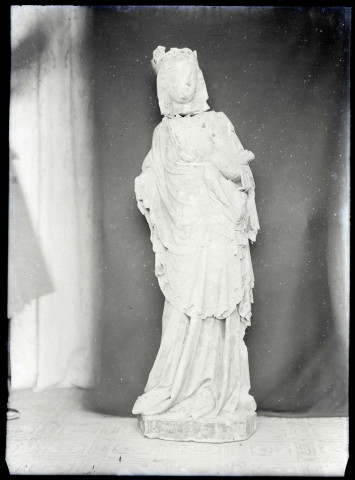 Statue de la Vierge à l'enfant de Lisors (Eure).
