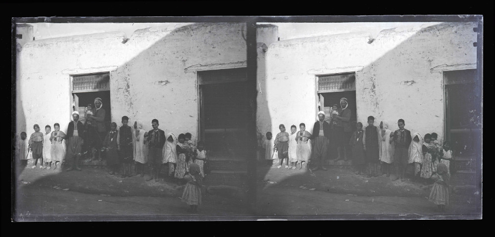 Groupe d'enfants posant devant une classe, probablement un orphelinat.