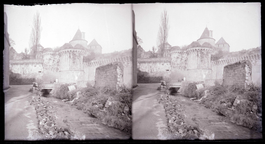Ruisseau passant au pied de la porte Saint-Sulpice avec tours extra-muros de Fougères (Ille-et-Vilaine).