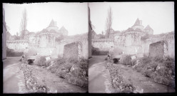 Ruisseau passant au pied de la porte Saint-Sulpice avec tours extra-muros de Fougères (Ille-et-Vilaine).