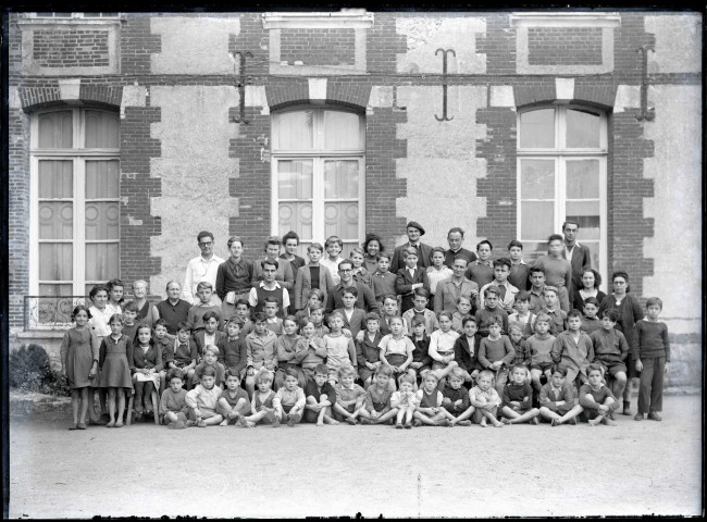 Photographie de classe d'une école de jeunes garçons.