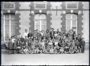 Photographie de classe d'une école de jeunes garçons.